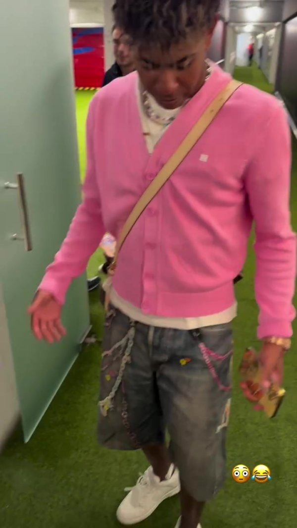 视频中亚马尔一稔一件粉色衣服欧洲杯体育信息