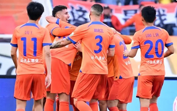 在对阵深圳新鹏城的比赛中体育录像/图片