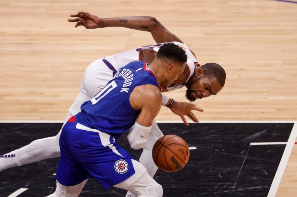 他在对阵雷霆的系列赛中投篮射中率仅为35%体育赛事直播