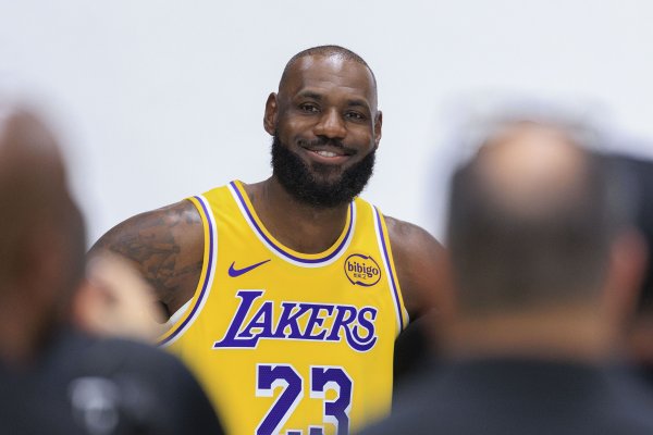 詹姆斯今天出当今了好意思国网红凯-塞纳特直播间体育集锦